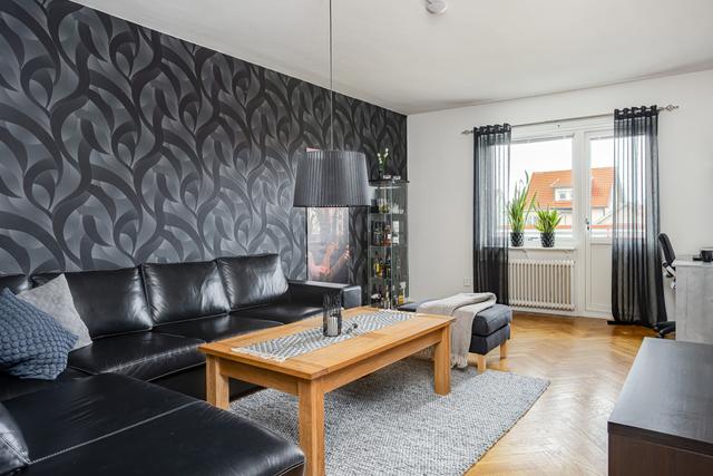 Vardagsrum med stavparkett - utgång till balkongen