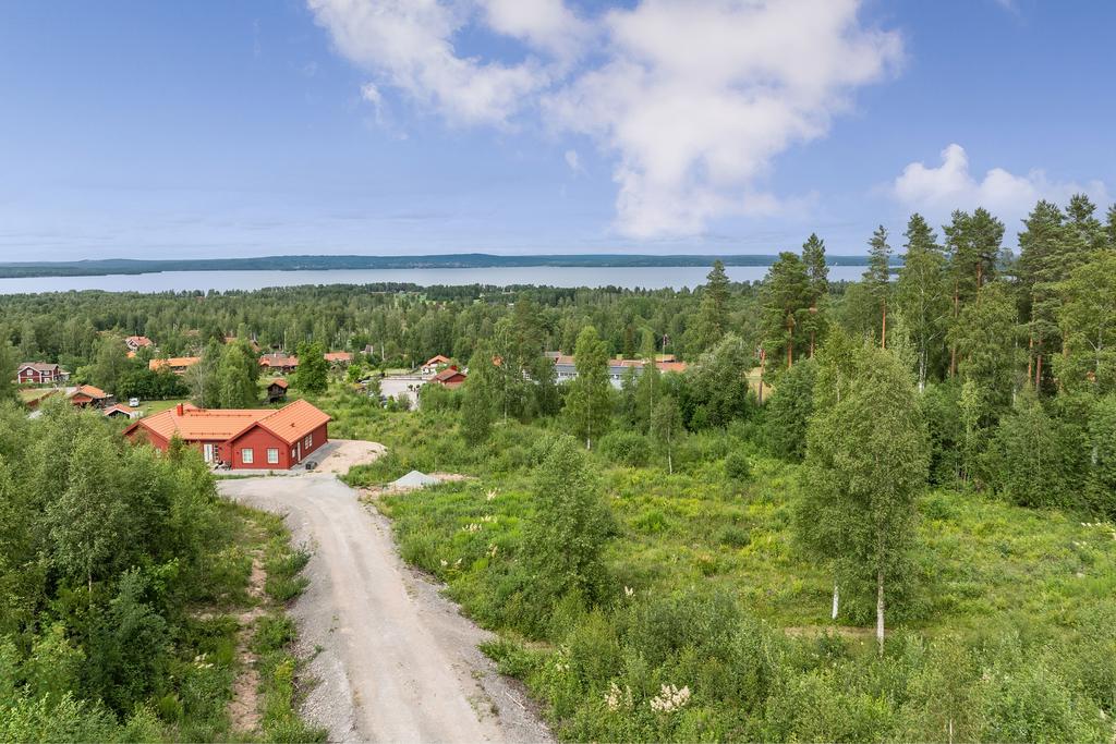 På höjden mellan Hotell Gyllene Hornet och Tällbergsgården hittar ni denna underbara tomt på 1987 kvm.