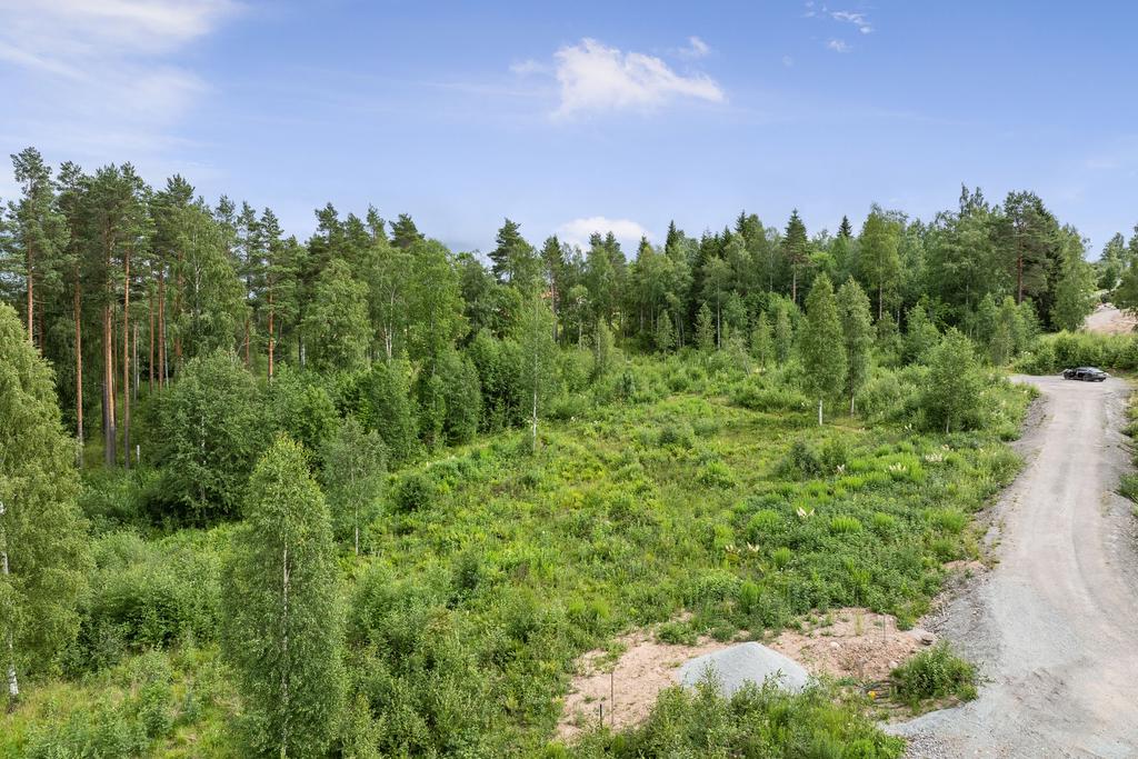 Kommunalt vatten och avlopp ingår och el och fiber finns vid tomtgräns.