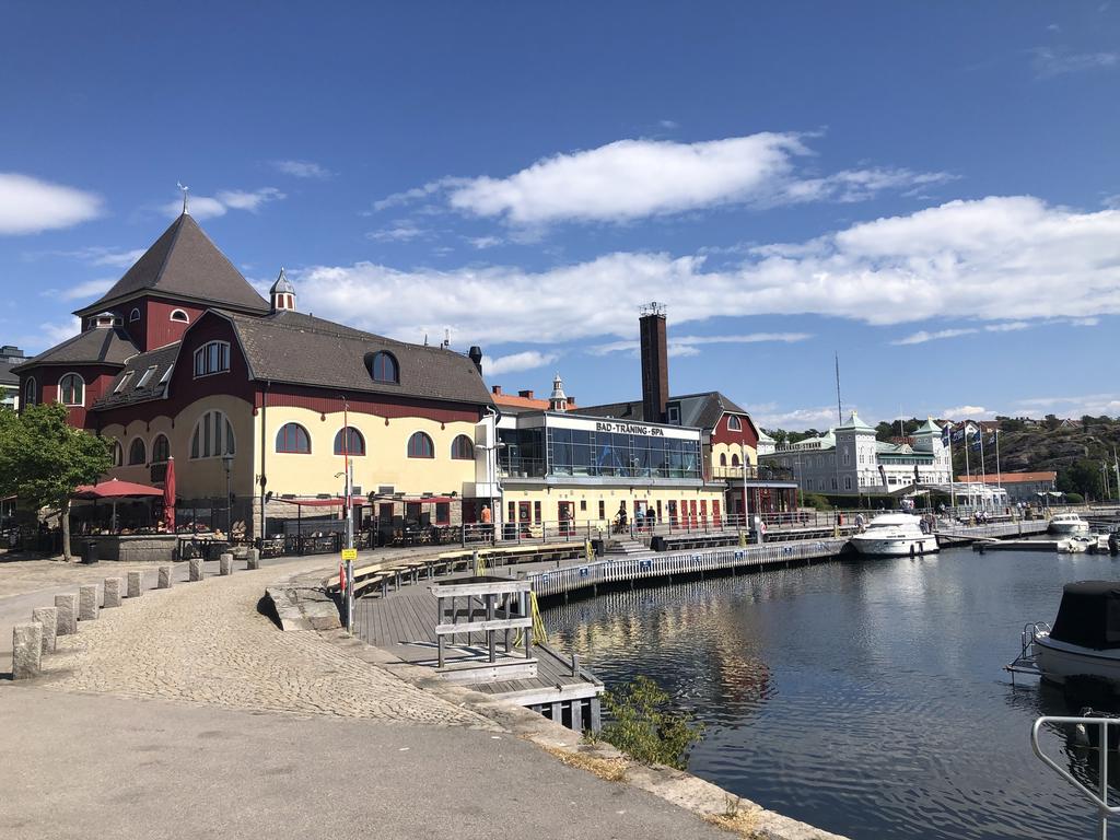 Restauranger, badhus mm finns efter strandpromenaden