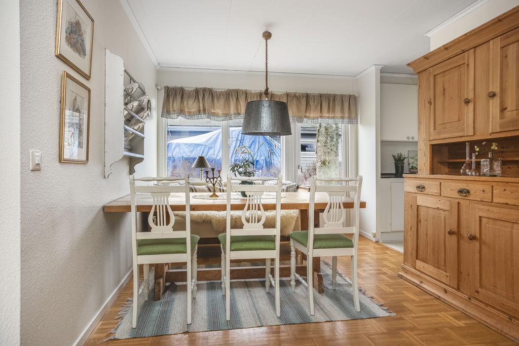 Matplats med utgång till trädgård.