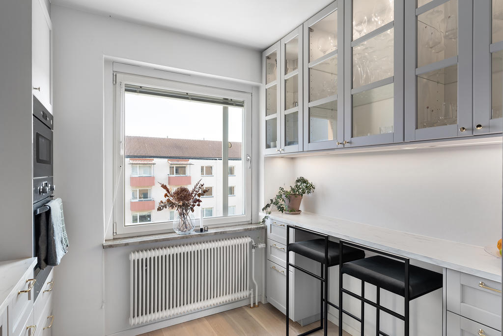 Fint renoverat kök bra med förvaring och arbetsyta.