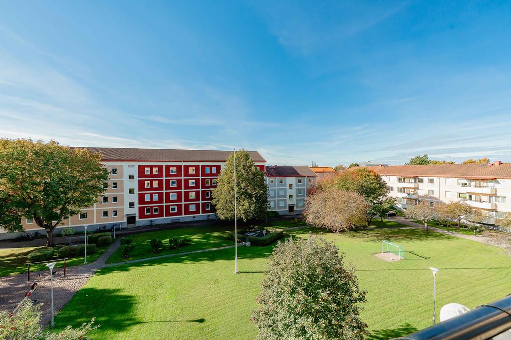 Med sitt läge högst upp i huset har du både insynsskydd och fri utsikt mot innergården, där du även skymtar domkyrkotornen.