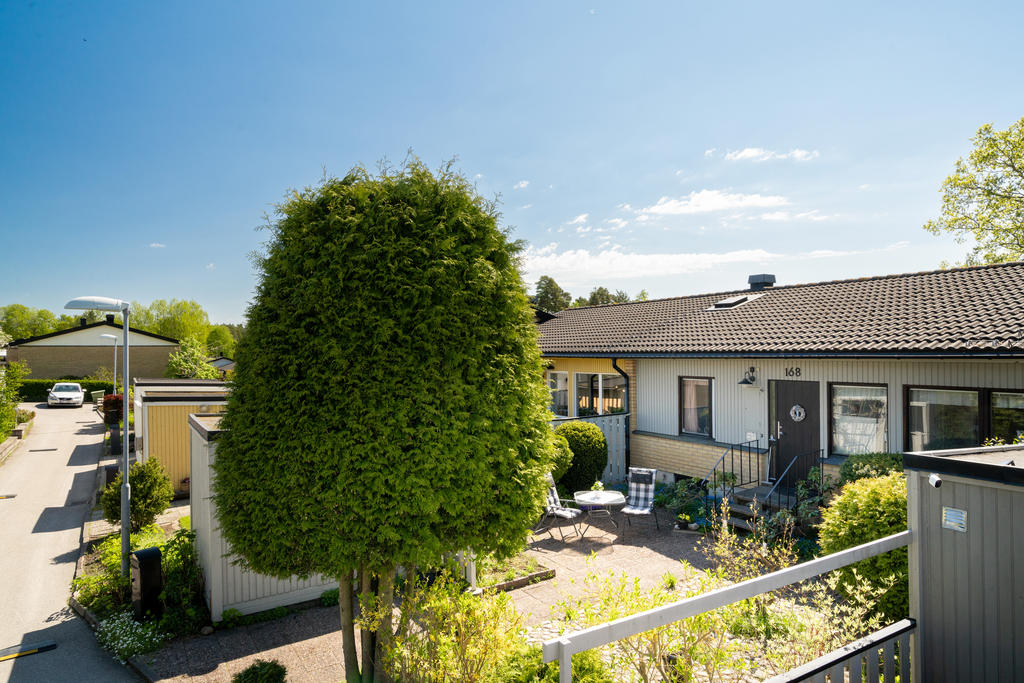 Framsida med sol på förmiddagen. 