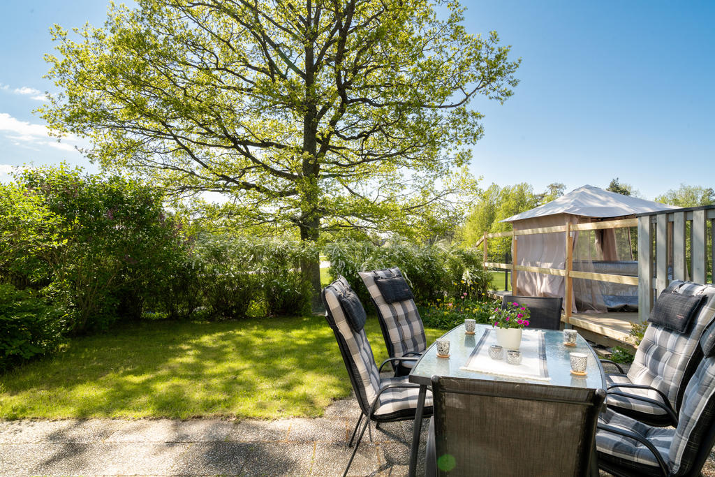 Härlig baksida med sol och och utsikt mot vackra eken. 