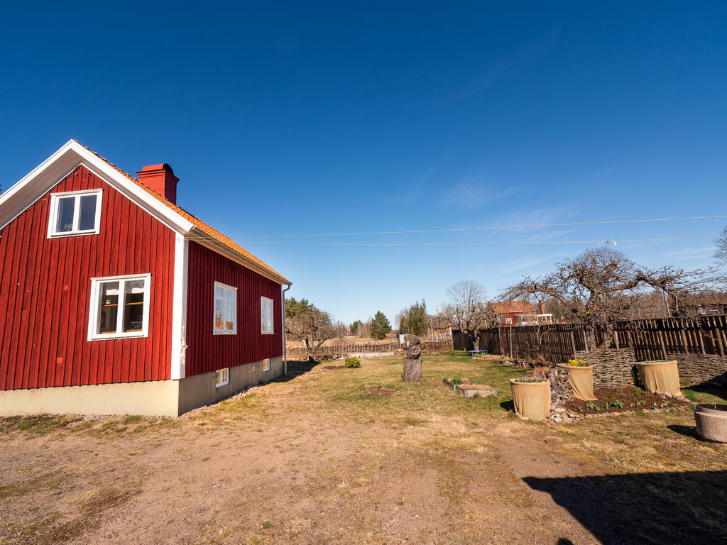 Härlig trädgård med flera fruktträd och odlingsmöjligheter