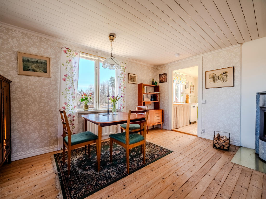 Fönster åt hela tre håll i detta rum