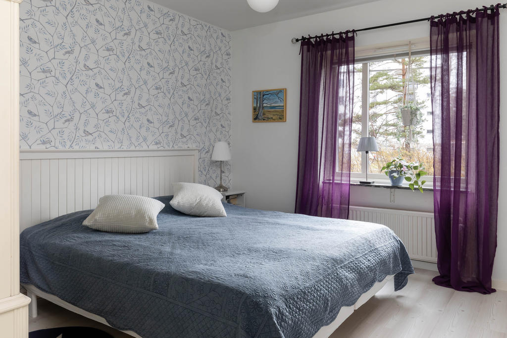 Rymligt sovrum med fönster mot öster