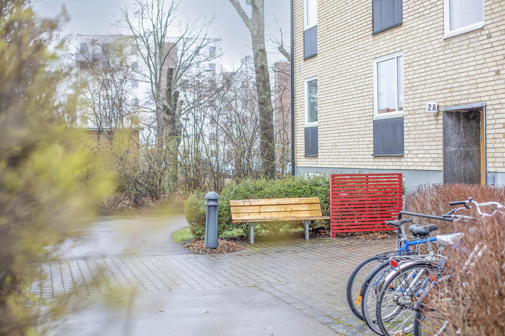 Ytterdörr till 2A på gaveln av huset