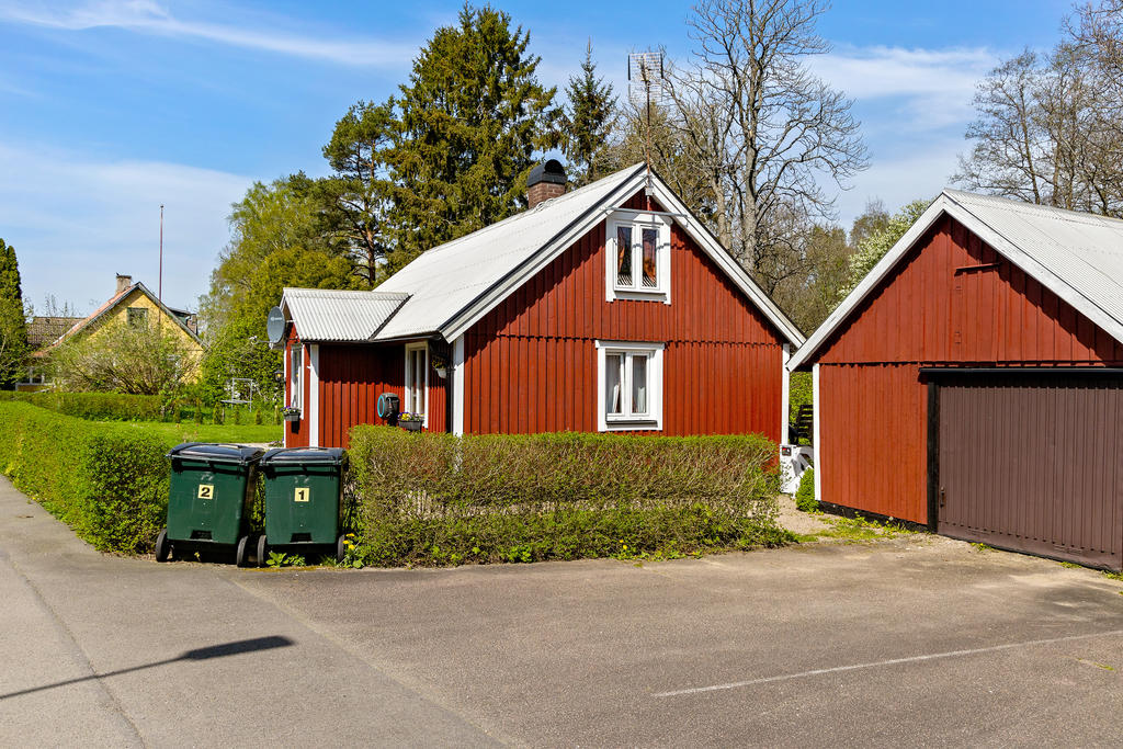 Rymlig parkeringsplats med plats för två bilar