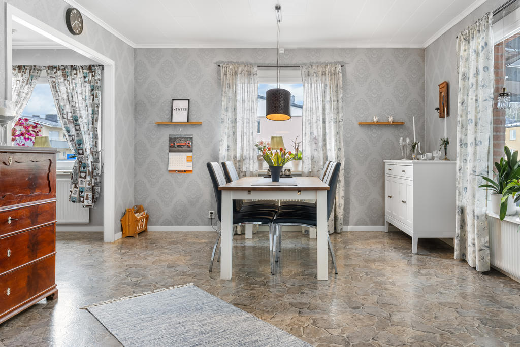 Matplats med utgång till altan