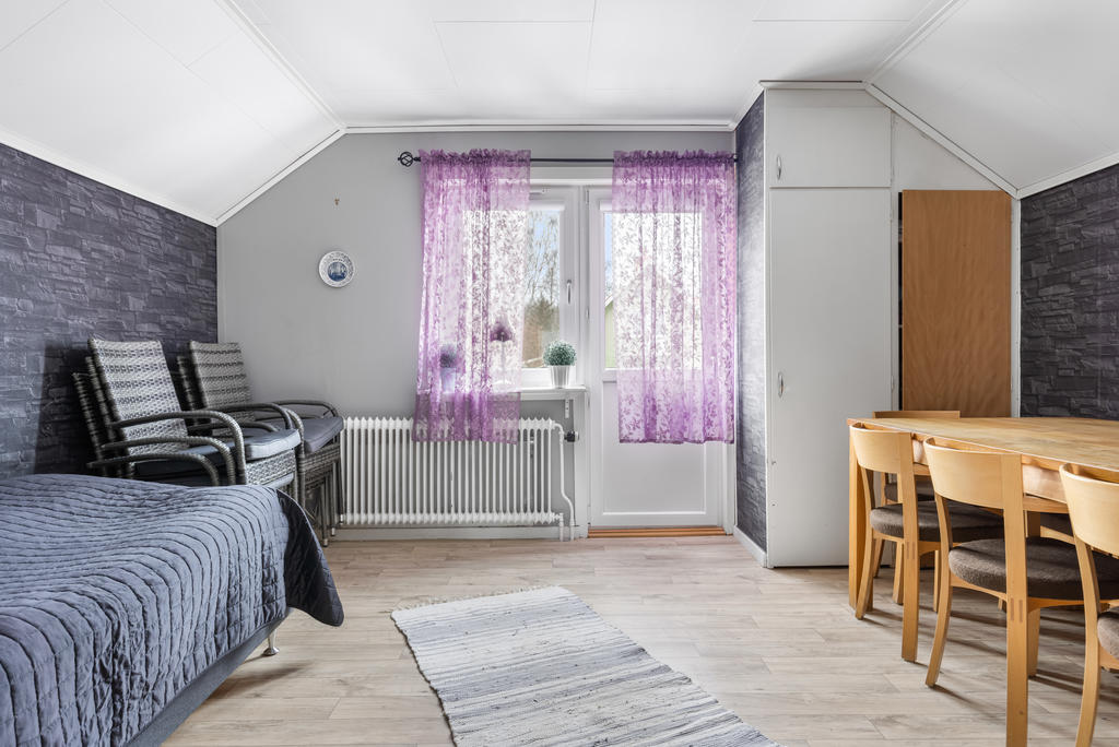 ÖV: Sovrum 2 med utgång till balkong