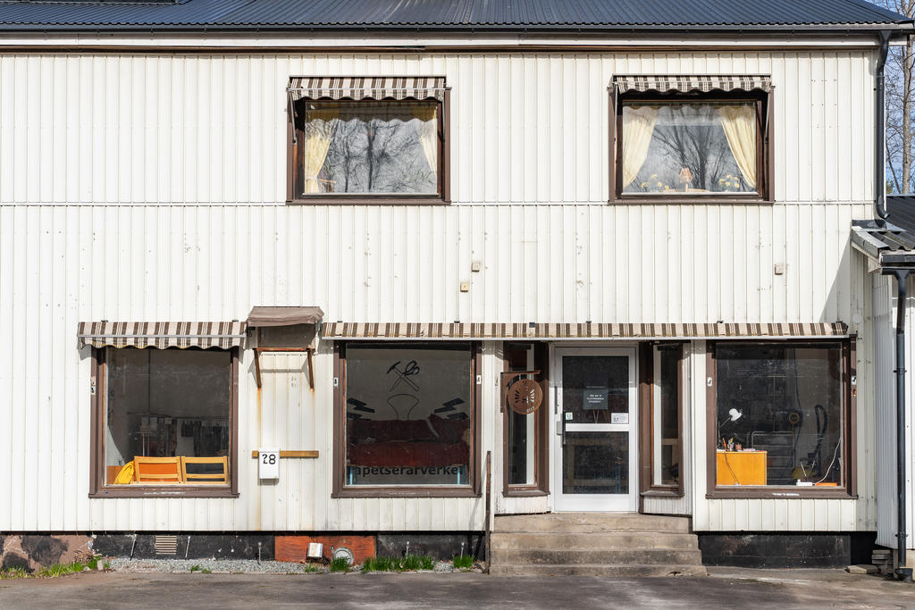 Butikslokal med stor glaspartier på entréplan.