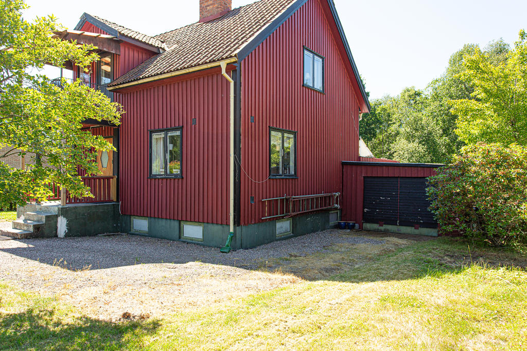 Vidbyggt garage