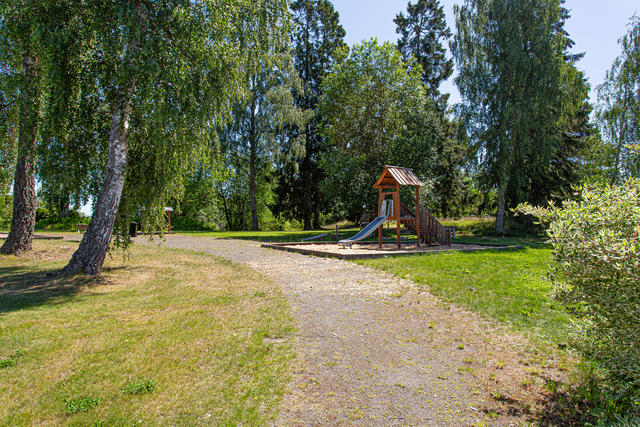 Mysig lekpark som granne