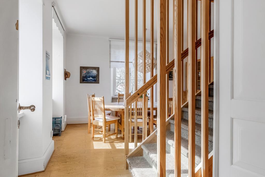 Trappa till övre plan och mot matsal