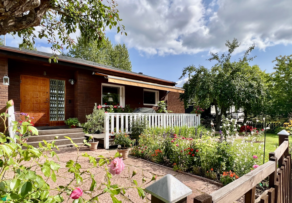 Entrésida med delar av trädgårdens blomster