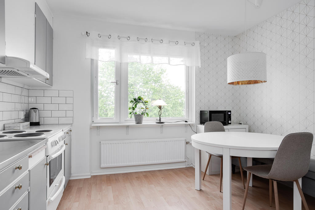 Kök med plats för matbord