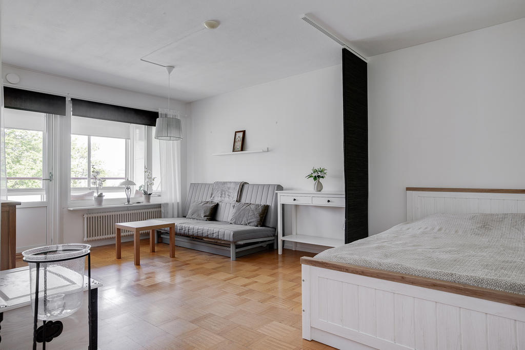 Allrum med plats för säng och socialt umgänge