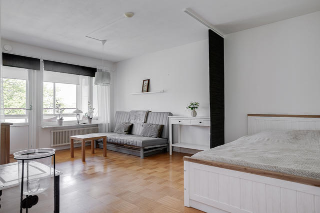 Allrum med plats för säng och socialt umgänge