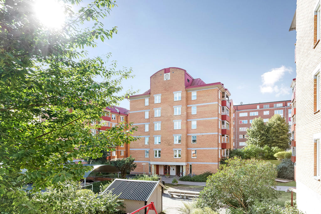 Skyddad innergård med lekplats