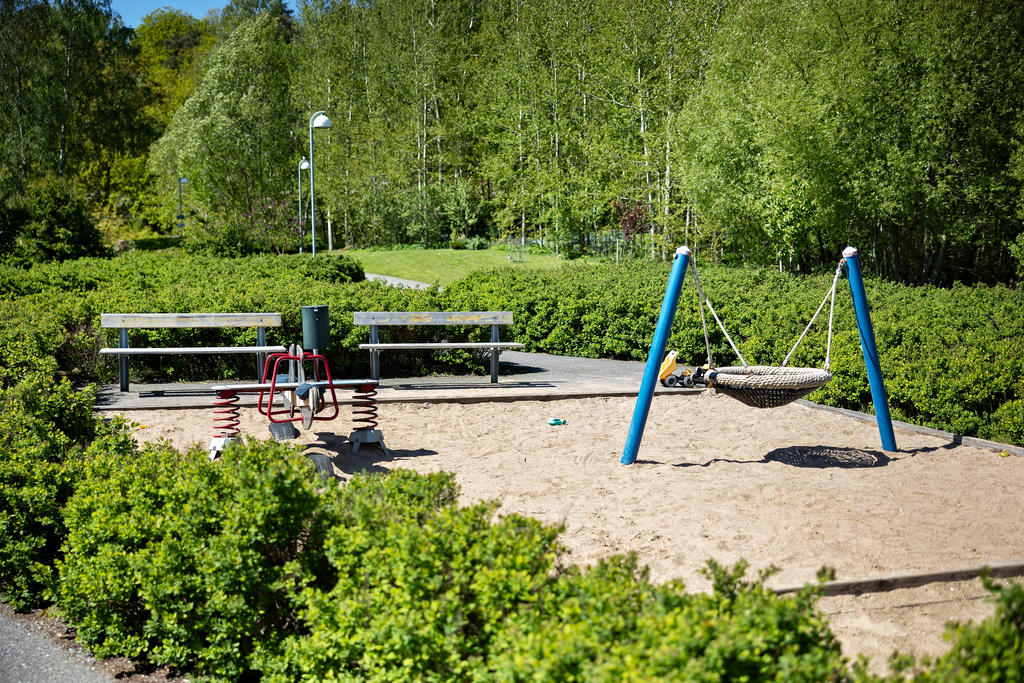 Runt hörnet finns en mysig lekplats