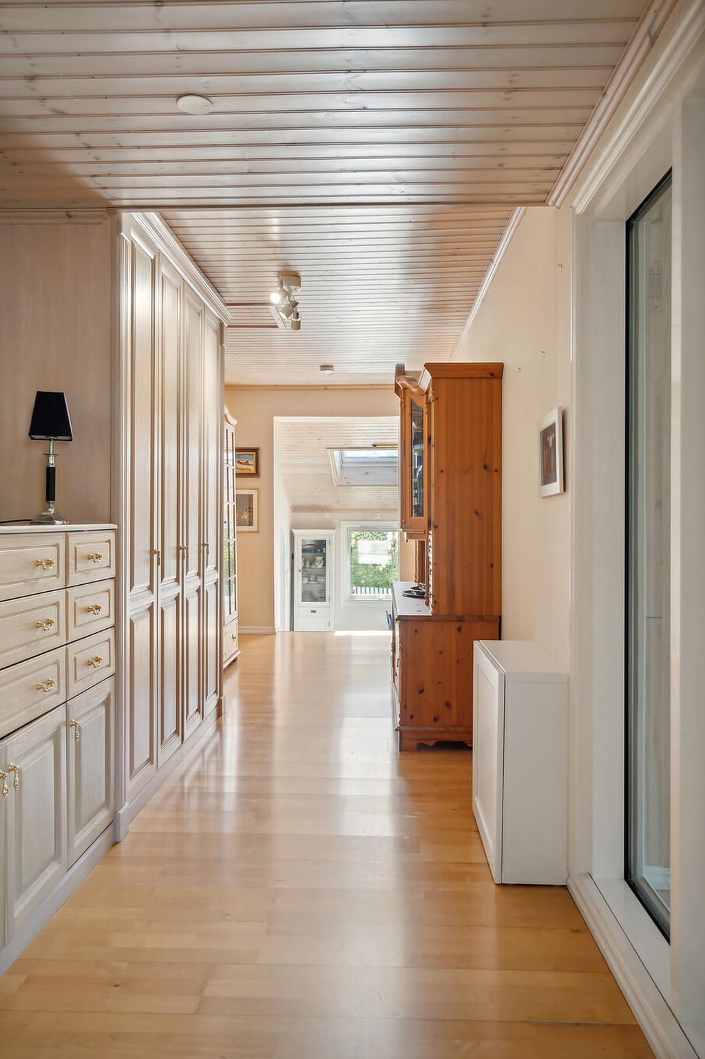 Hall/Platsbyggda garderober mm