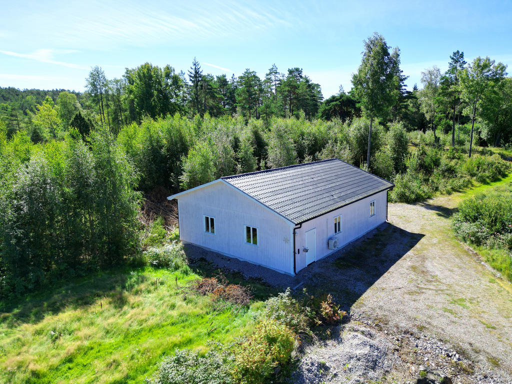 Ekonomibyggnad med stor potential för stall, djurhållning, hobbyverksamhet, uthyrning mm. 