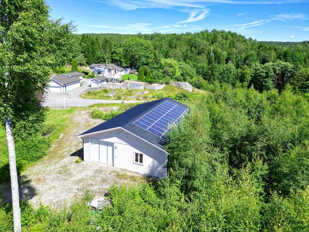 Ekonomibyggnad med solceller på taket som producerar ca 10 000 kWh/år. 