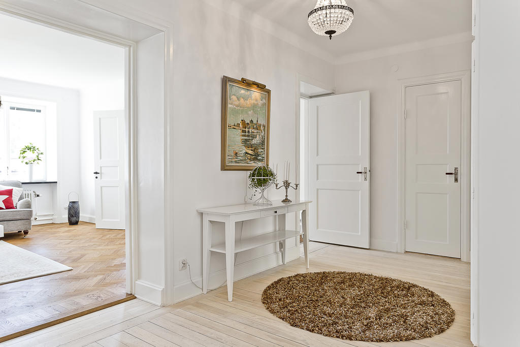 Hall som förbinder bostadens samtliga rum.