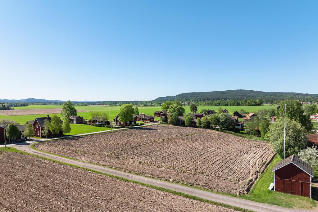 Tomten har ett mycket trevligt läge i hjärtat av byn, alldeles vid tjärnen och i närheten av bystugan,