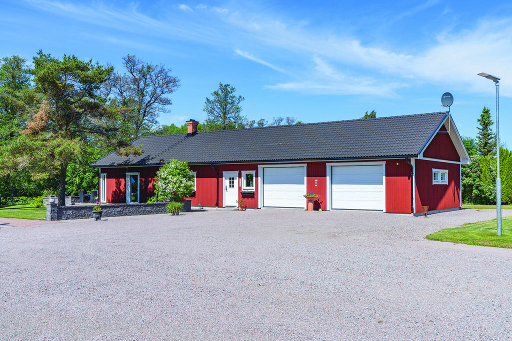 Garagebyggnad med bostadsdel