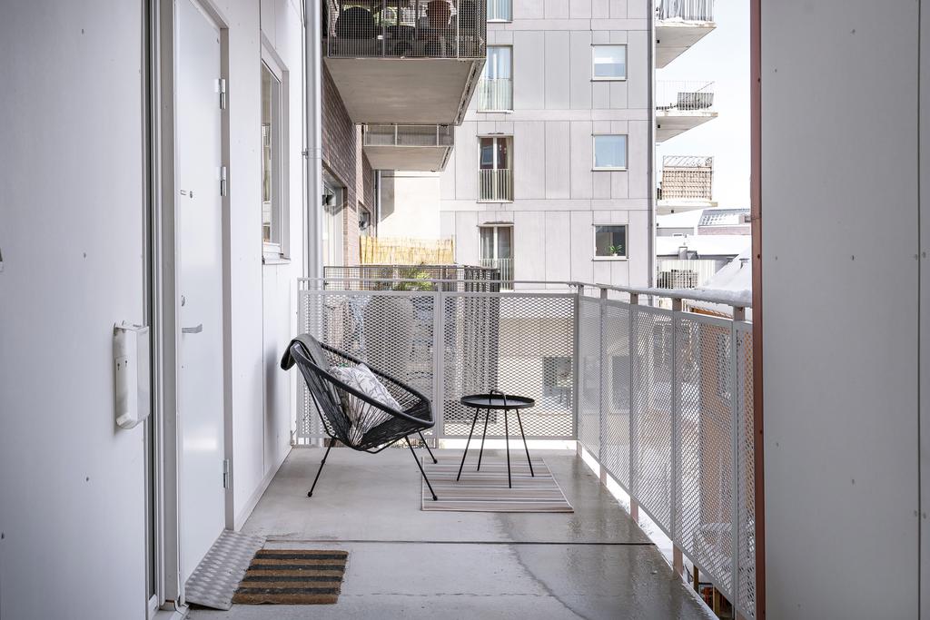 Entré med loftgångsbalkong i söder