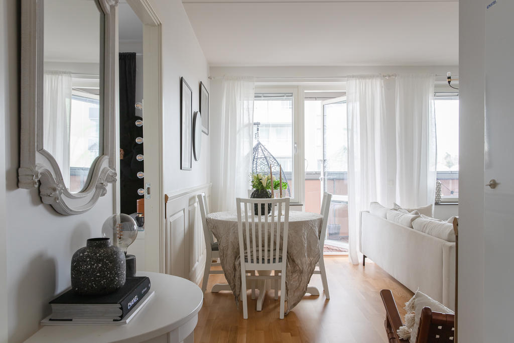 Vy från hallen mot balkongen 
