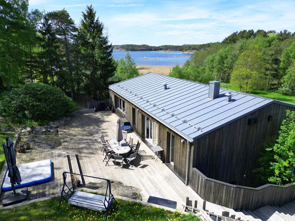 Rymlig altan med fantastiska soltimmar!
