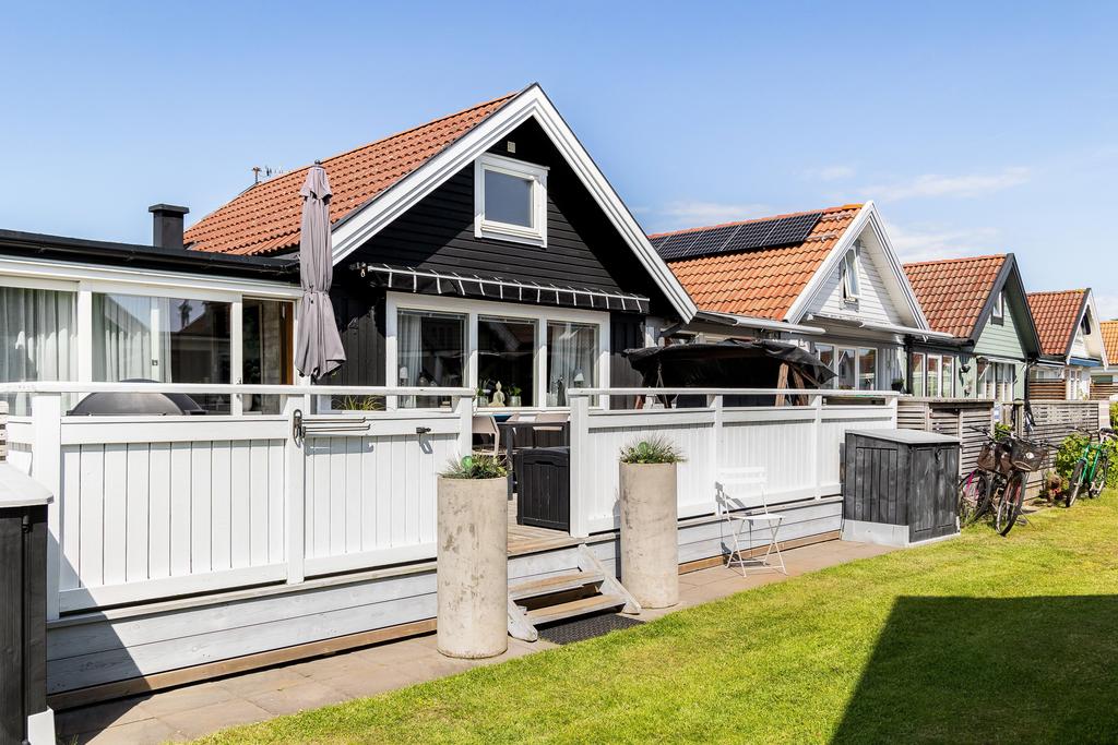 Här har ni ett stilrent boende med rymlig uteplats