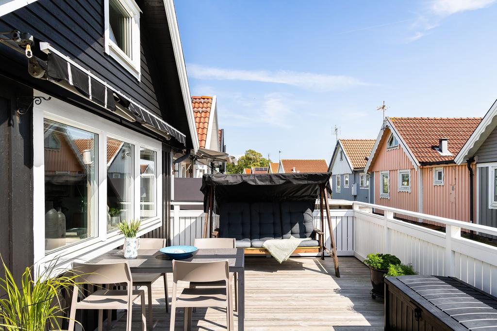 Uteplatsen är rymlig och har plats för flera olika delar