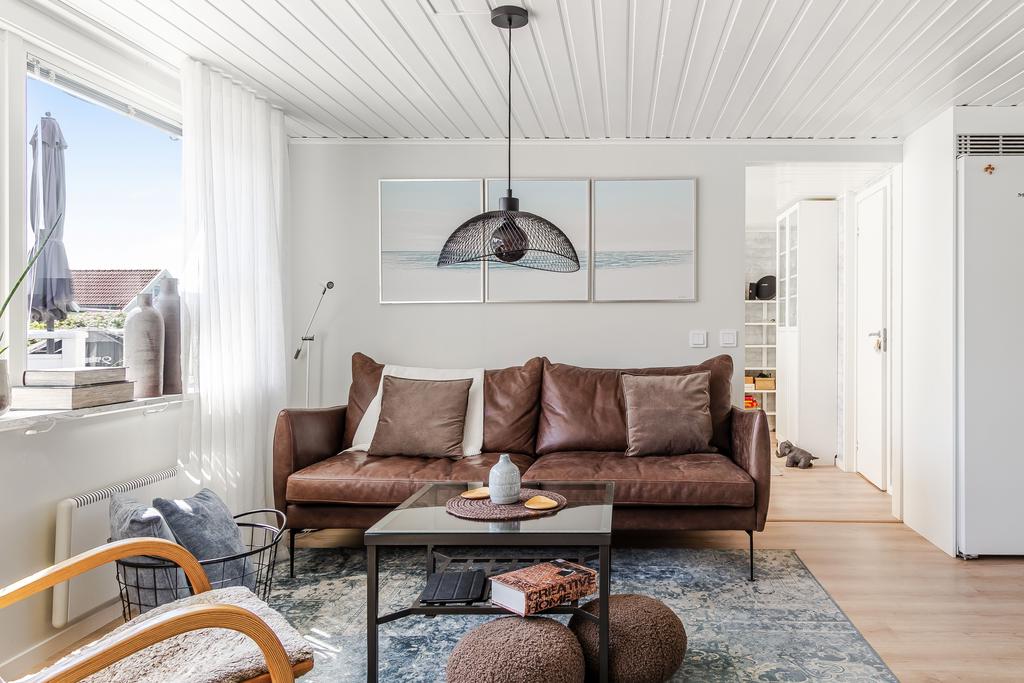 Vidare från allrummet in till den öppna planlösningen