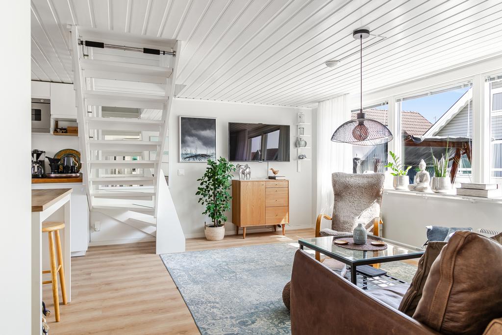Ljust och fräscht kök och vardagsrum i öppen planlösning