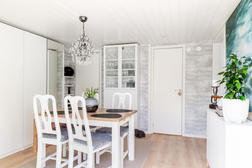 Matplats med plats för förvaring både i form av garderober samt klädkammare