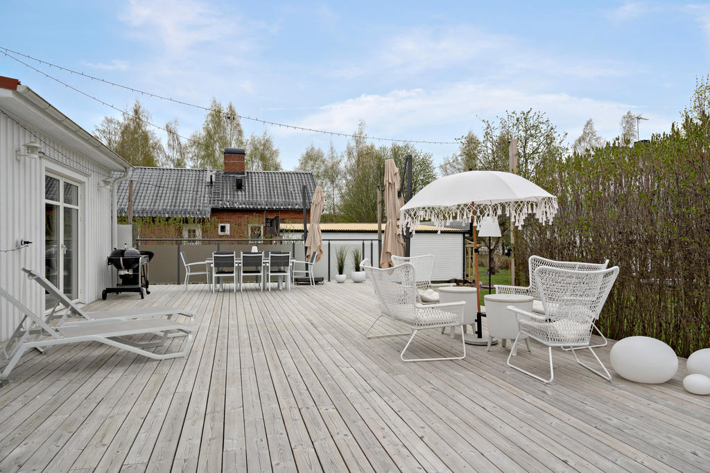 Soldäck med plats för grill, matbord och loungemöbler