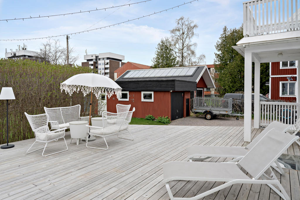 Vy över soldäck och garagebyggnad