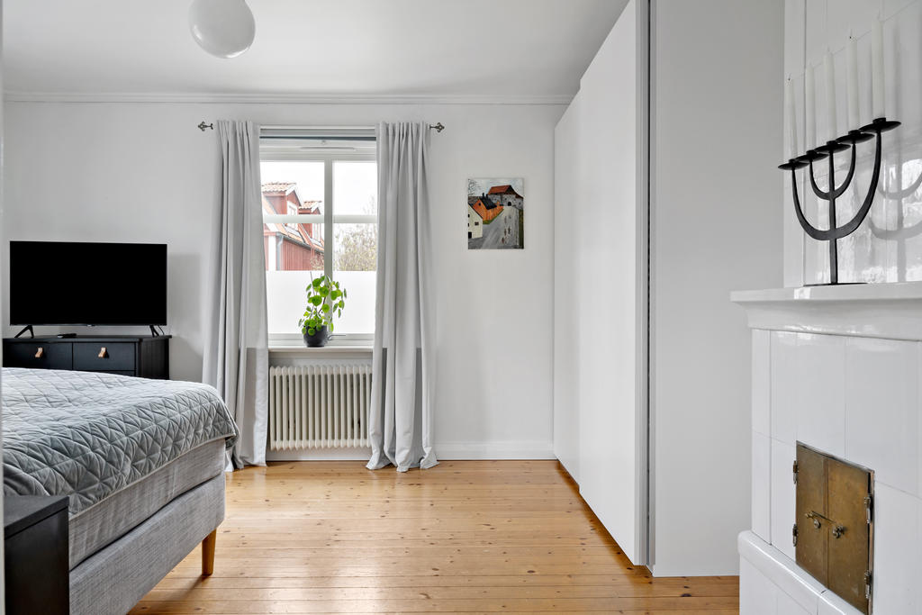 Sovrum med kakelugn på entréplan