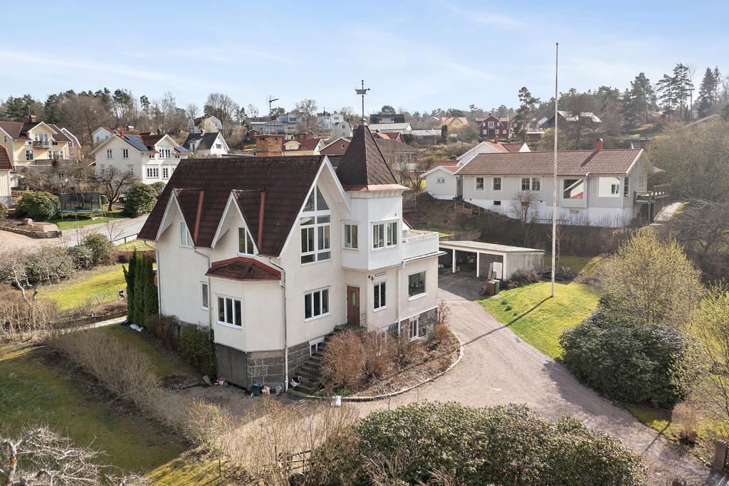 Härlig villa med fint torn