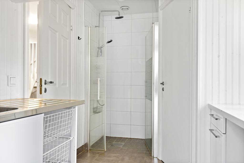 Dusch/tvättstuga via groventrén 