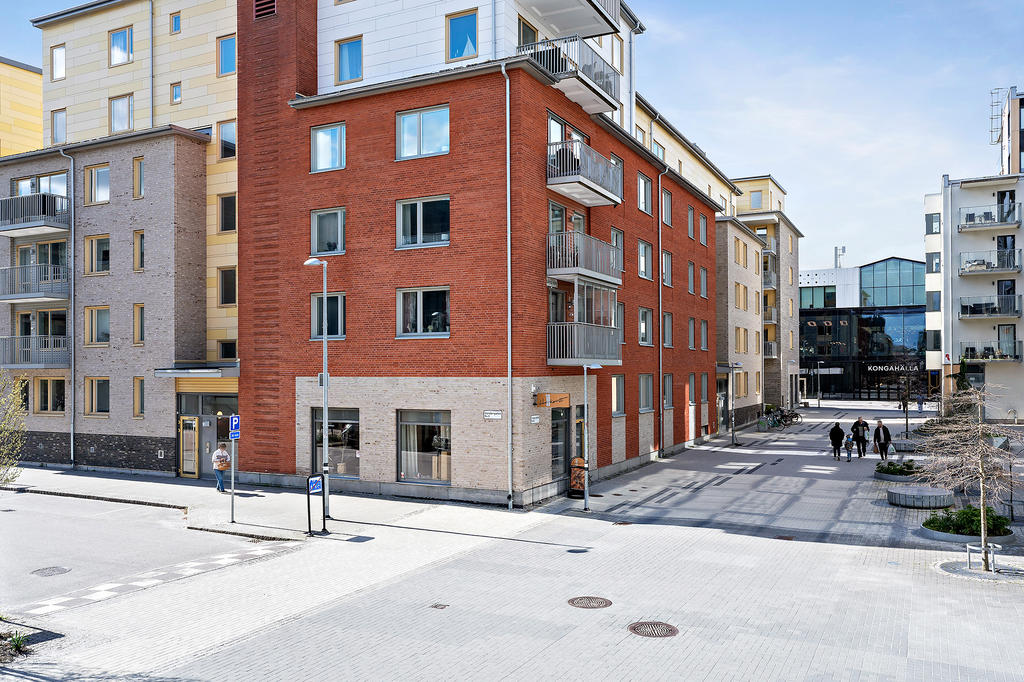 I hjärtat av centrala Kungälv och med Kongahälla shoppingcenter ,bokstavligt talat, ett stenkast bort