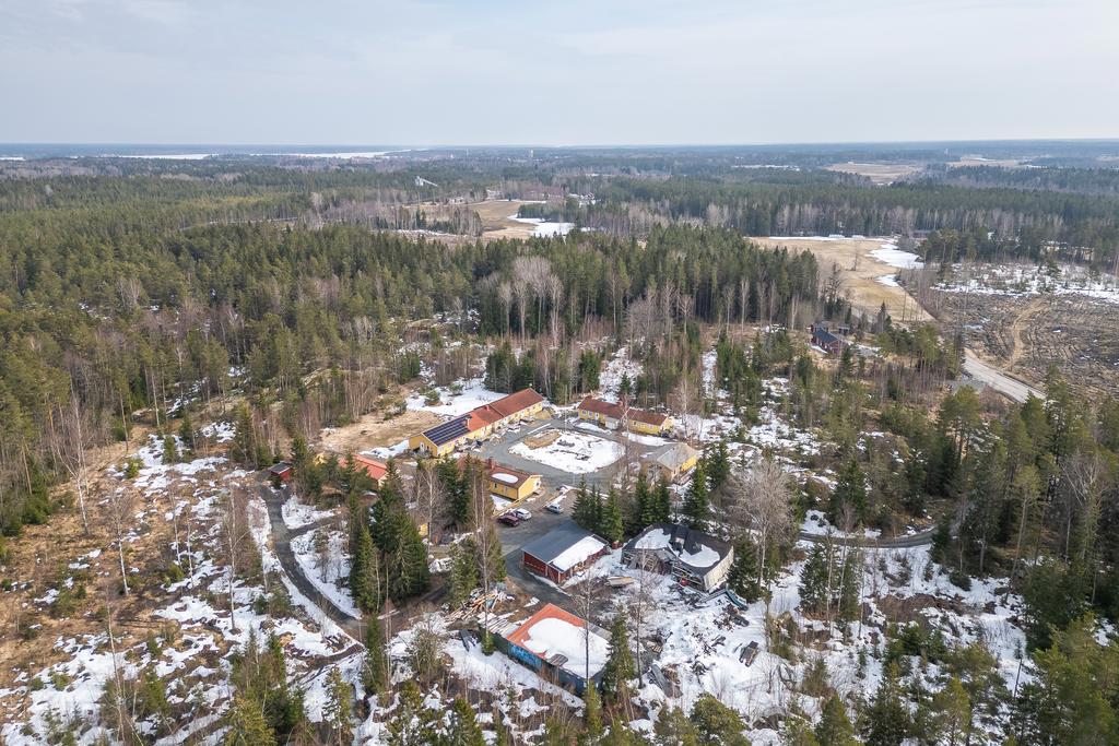 Översikt med Östhammar och Östhammarsfjärden i bakgrunden.