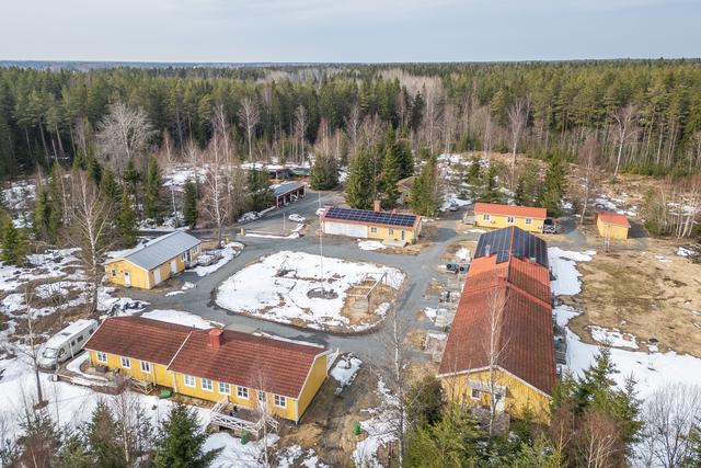 Översikt över alla fastigheter utom villan vid infarten. Carport och förråd uppe till vänster.