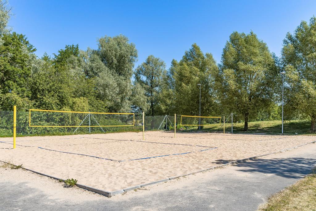 Beachvollybollsplaner längsmed ån