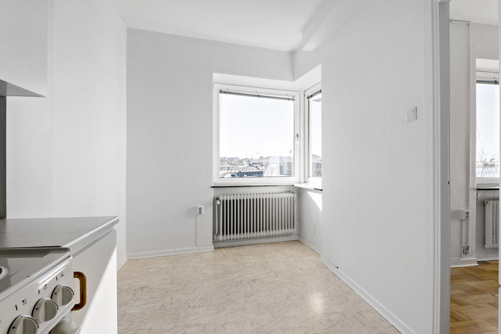 Stor matplats med havsutsikt 
